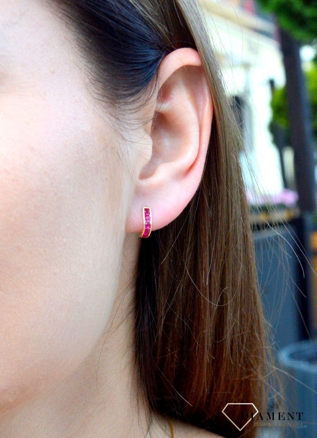 Złote kolczyki dla dziewczynki 333 cyrkonia KL 1N 333. Śliczne, złote kolczyki dla dziewczynki wykonane z wysokiej próby złota 333 o wadze około 0,73 g oraz długości około 0,8 cm. Minimalistyczne kol.jpg